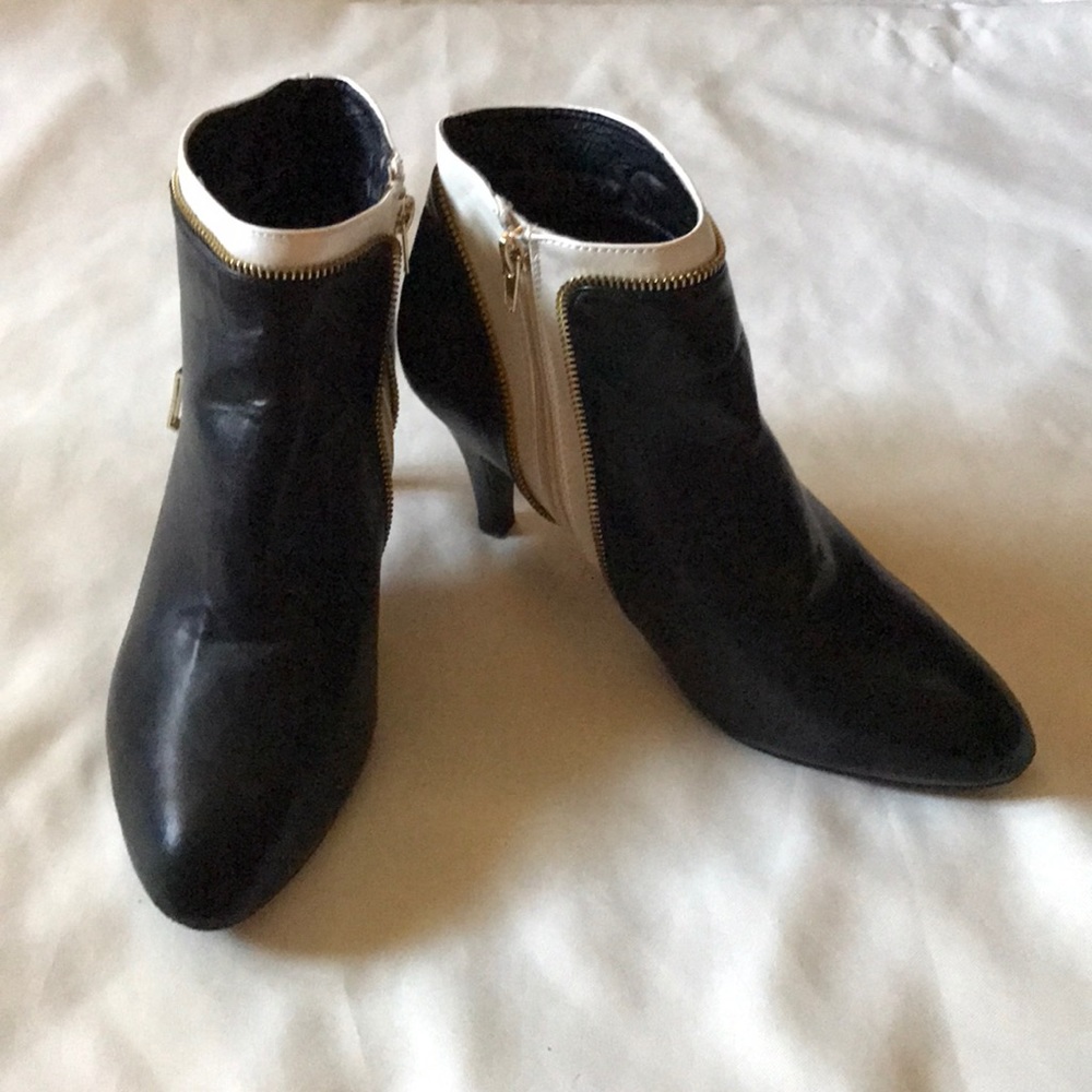 Chic Black/White Bootie Heels w/ Zipper Accent